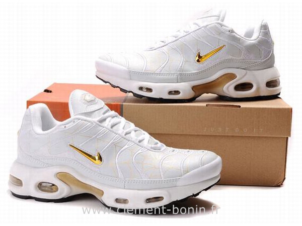 requin nike blanche